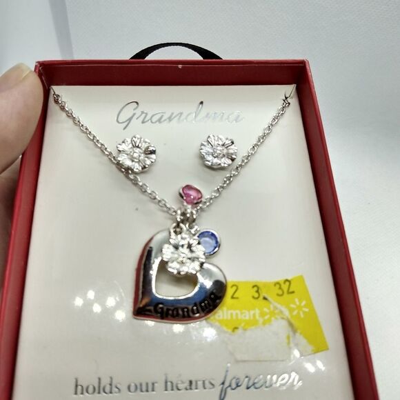 New in box grandmother silver heart‎ w earrings set - Picture 2 of 3